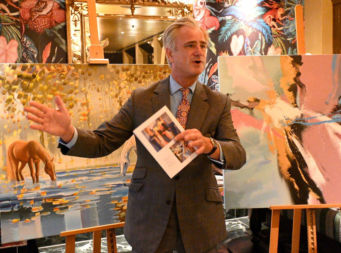 A presentation of Greg Deda's works to collectors at an Aurum Fox event